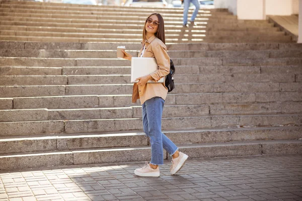 Fröhliches Mädchen schlendert durch die Innenstadt — Stockfoto