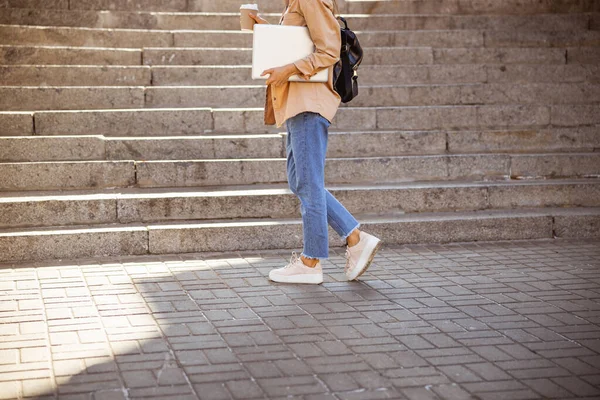 Frau geht die Treppe hinauf — Stockfoto