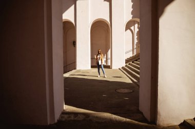 Şehrinde gezinen bir kadın.