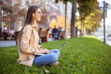 Yerde oturan güzel bir kadın.