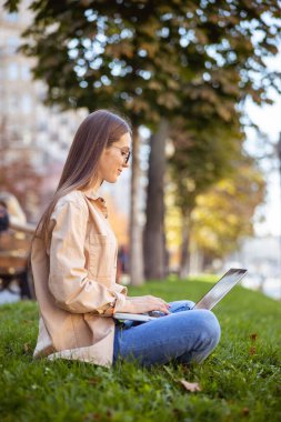 Güzel kadın işine odaklanmış.