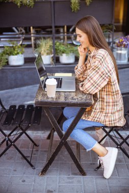 Neşeli kadın yazdıktan sonra makalesini okuyor.