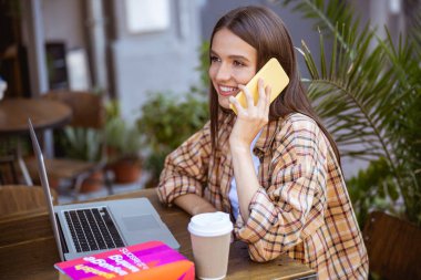 Neşeli kız en iyi arkadaşıyla konuşuyor.