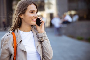 Güzel bayan telefon konuşmasına hazırlanıyor.