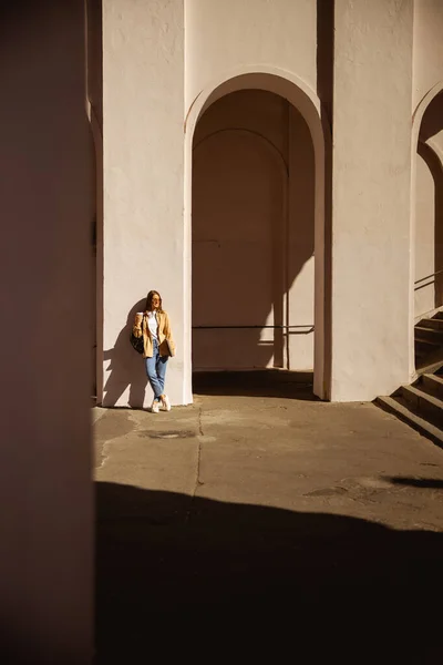 Mulher feliz andando pela cidade sozinha — Fotografia de Stock