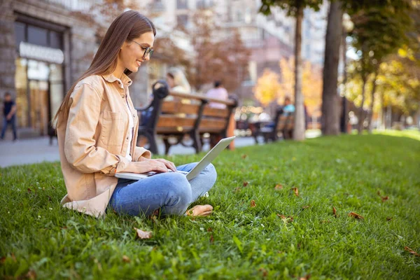 Freelancer blij met het vinden van een nieuwe werkplek — Stockfoto