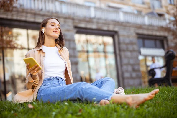 Linda senhora relaxante ouvir suas músicas favoritas — Fotografia de Stock