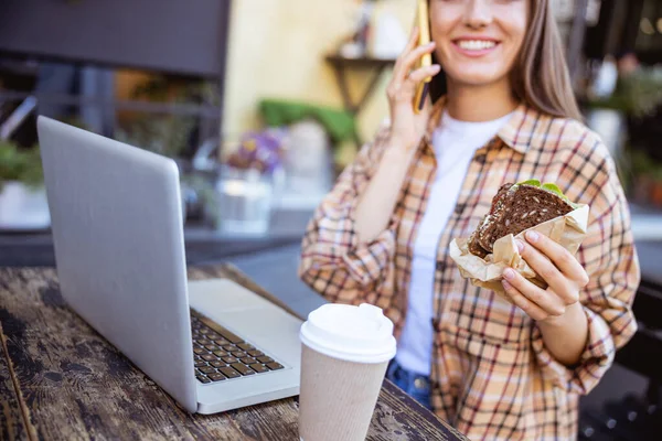 Kvinna pratar med en vän före lunch — Stockfoto