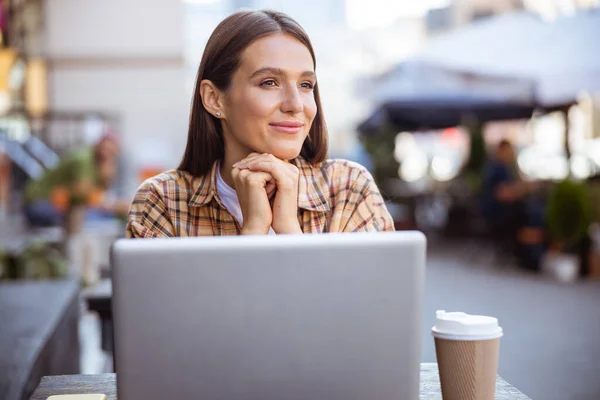 Vrouw geniet van mooie zomerdag in het café — Stockfoto