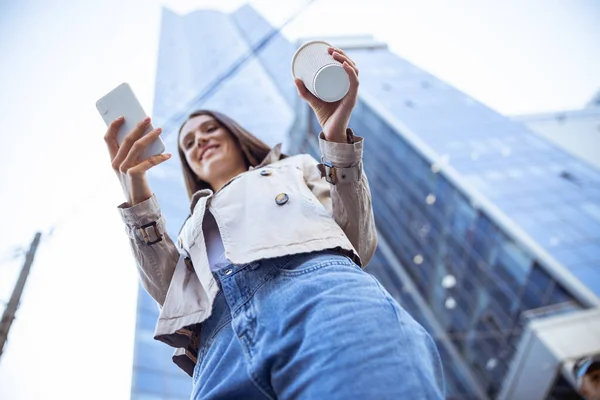 Mooie dame bellen een aantal van haar vriend — Stockfoto