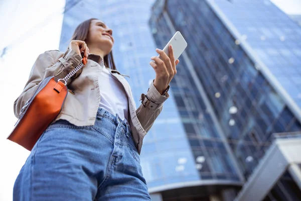 Vrouw genieten van haar wandeling door de binnenstad — Stockfoto