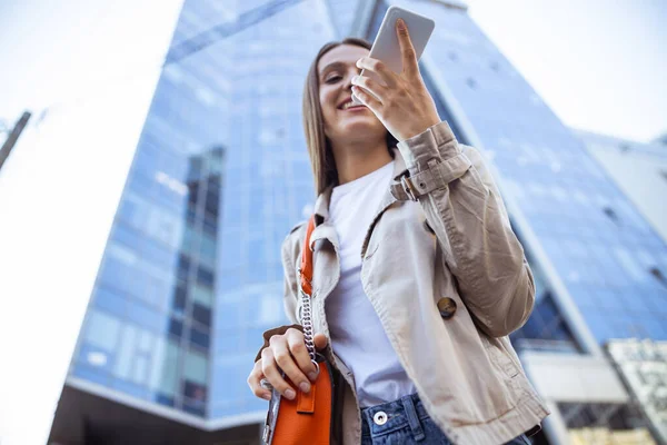 Vrouw bereidt zich voor om een foto te nemen op haar smartphone — Stockfoto