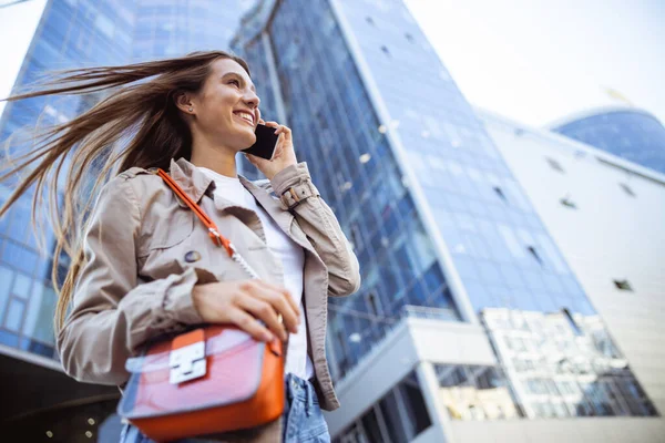 Vrouw vraagt haar vriendin naar haar locatie — Stockfoto