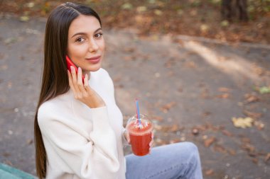 Kameraya bakan neşeli esmer kadın.
