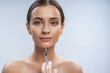 Kameraya bakan sevimli bir kadın portresi.