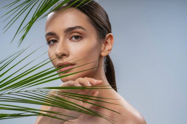 Seni izleyen yaratıcı kıza yaklaş.