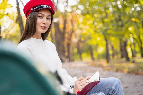 Portrét brunetky ženy, která pózuje na kameře — Stock fotografie