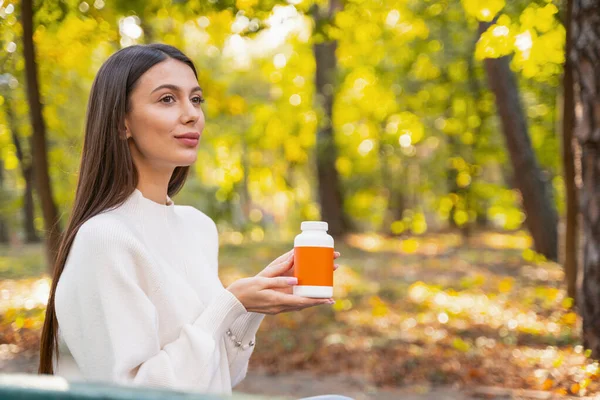 Tipo menina de cabelos longos recomendando vitaminas para o cabelo — Fotografia de Stock