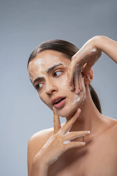 Attraktive junge Frau mit Maske auf dem Gesicht — Stockfoto