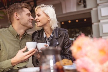 Bir kadın erkek arkadaşına yakın olmaktan zevk alıyor.