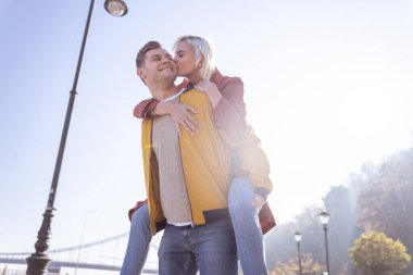 Mutlu genç adam sabah randevusunun tadını çıkarıyor.