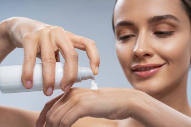 Mutluluk dolu genç bir kadın krema döküyor