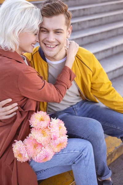 Bonita data de dois jovens felizes — Fotografia de Stock