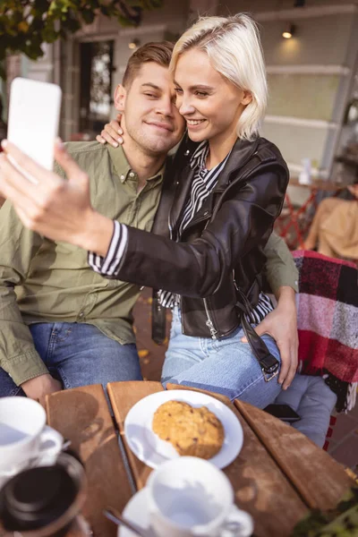 Mladý pár slaví své výročí v kavárně — Stock fotografie
