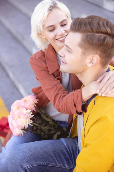 Feliz joven pareja teniendo una cita afuera —  Fotos de Stock