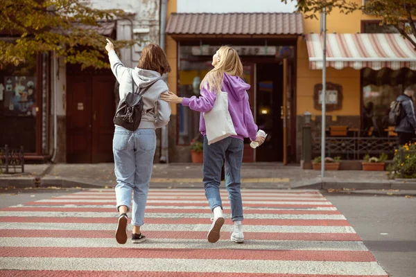 Mujeres jóvenes activas mirando en una dirección — Foto de Stock