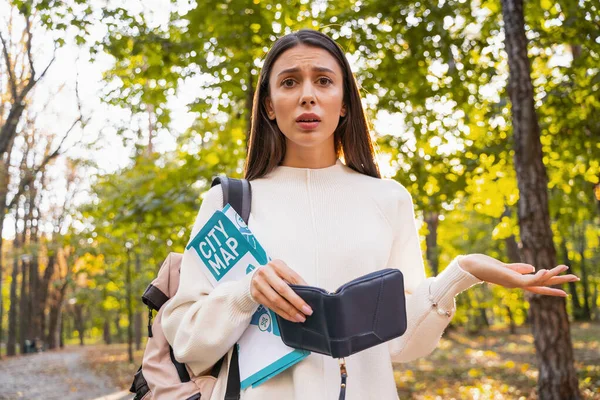 Negativo encantado jovem mulher ter bolsa vazia — Fotografia de Stock