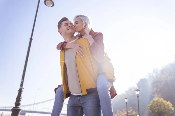 Glad ung man njuter av sin morgondejt — Stockfoto