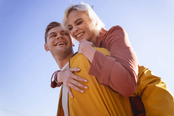 Freudiges Paar genießt sein Open-Air-Date — Stockfoto