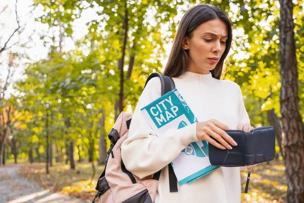 Preoccupato bruna donna persona aprendo la borsa — Foto Stock