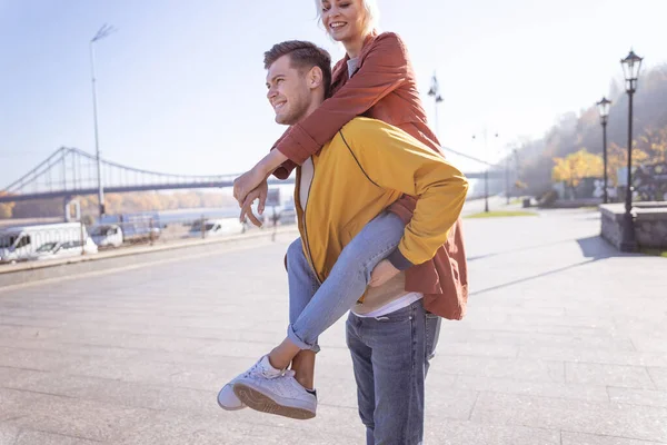 Glückliches Paar hat Spaß beim Spaziergang — Stockfoto