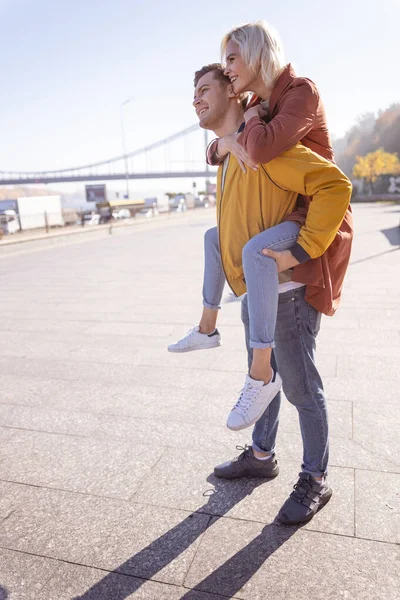 Hübsche Frau, die Spaß während ihres Dates hat — Stockfoto