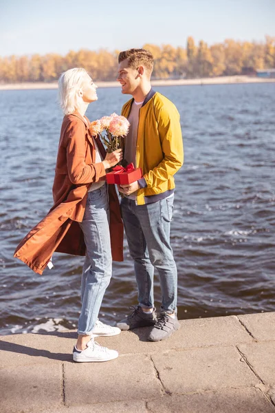 Knappe man geeft zijn vriendin bloem bos — Stockfoto