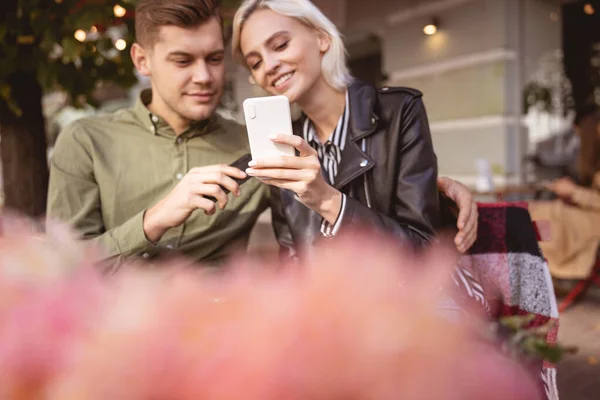 Mulher aprendendo a tirar fotos em seu novo smartphone — Fotografia de Stock