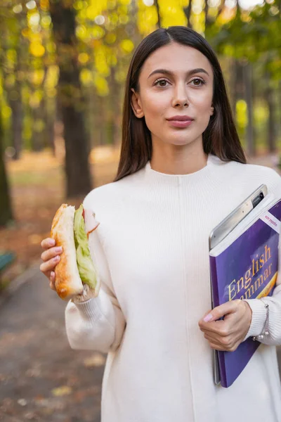 Charming brunette woman doing to the university — Stock Photo, Image