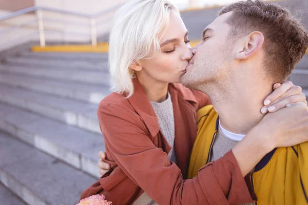 Liefdevol paar dat hun gevoelens in het openbaar uitdrukt — Stockfoto