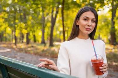 Genç bayanın parkta uyanması çok güzel.