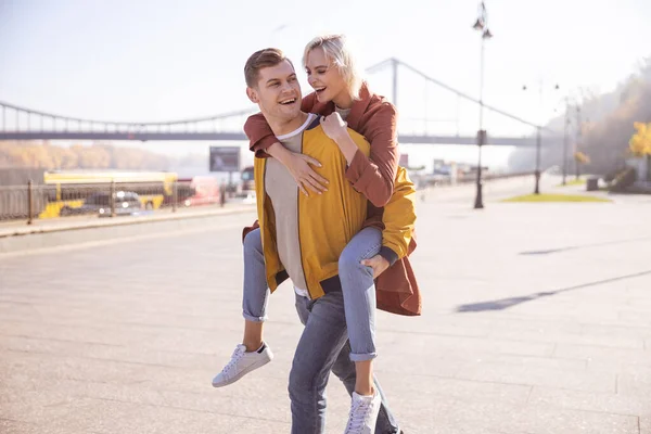 Pareja feliz disfrutando de su cita matutina afuera — Foto de Stock