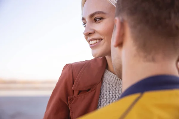 Paar die hun ochtend doorbrengen in de frisse lucht — Stockfoto