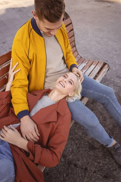 Ładna kobieta zabawia się ze swoim ukochanym mężczyzną — Zdjęcie stockowe