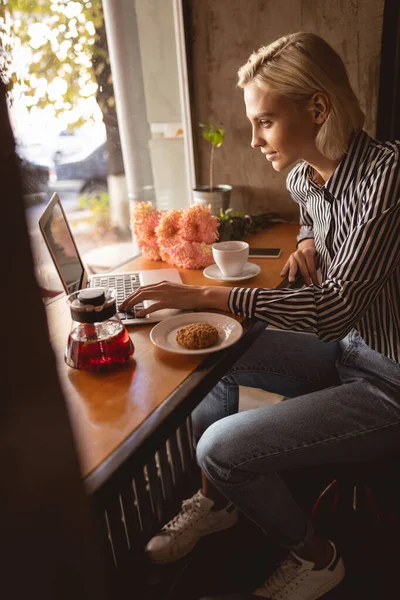 Mujer bonita escribiendo un mensaje en su portátil —  Fotos de Stock