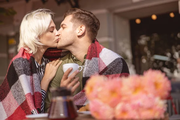 Hezká žena tráví svůj čas se svým přítelem — Stock fotografie