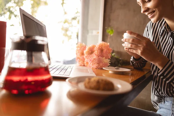 Glada kvinna tar en paus under sitt arbete — Stockfoto