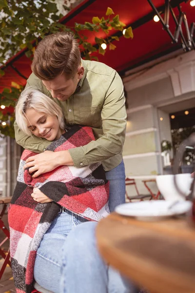 Mooie vrouw is koud in cafe — Stockfoto