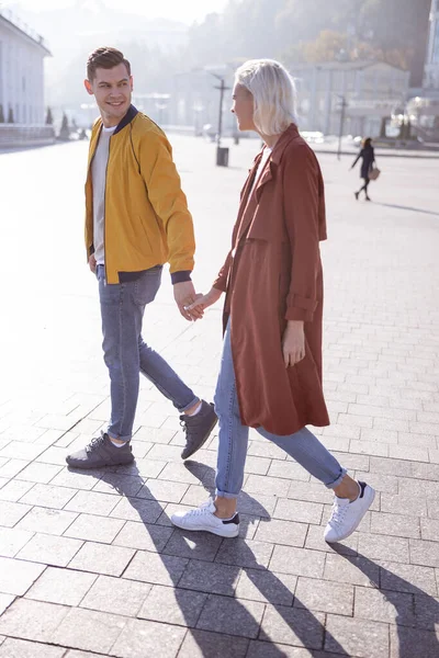 Homem feliz levando sua namorada para um passeio — Fotografia de Stock