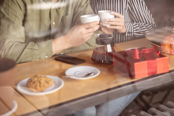 Οι νέοι απολαμβάνουν το πρωινό τους ραντεβού στο καφέ — Φωτογραφία Αρχείου